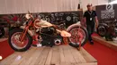 Salah satu motor custom yang dipamerkan pada Indonesia International Motor Show 2018 di JIExpo, Jakarta, Kamis (19/4). IIMS 2018 diselenggarakan hingga 29 April mendatang. (Liputan6.com/Helmi Fithriansyah)