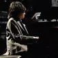 Pianis muda Indonesia, Joey Alexander (12)  saat tampil di panggung Grammy Awards 2016 yang digelar di Los Angeles, Senin (15/2). Meskipun tampil memukau, keponakan Nafa Urbach itu gagal meraih penghargaan musik Grammy 2016. (AFP PHOTO/Robyn BECK)