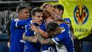 Sejumlah pemain Atletico Madrid merayakan gol kemenangan yang dicetak oleh Saul Niguez pada laga lanjutan Liga Spanyol 2023/2024 melawan Villareal di La Ceramica Stadium, Villareal, Spanyol, Selasa (02/04/2024) dini hari WIB. (AFP/Jose Jordan)