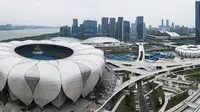 Foto udara pada 1 April 2022 menunjukkan Stadion Pusat Olahraga Olimpiade Hangzhou (kiri) dan Pusat Tenis Pusat Olahraga Olimpiade Hangzhou (kanan), tempat penyelenggaraan Asian Games ke-19, di Hangzhou di provinsi Zhejiang timur China. (STR / AFP)