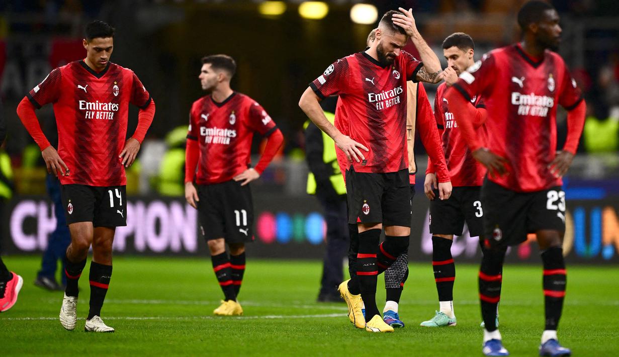 Sejumlah pemain AC Milan terlihat kecewa setelah kalah dari Borussia Dortmund dengan skor 1-3 pada laga lanjutan Grup F Liga Champions 2023/2024 yang berlangsung di San Siro, Milan, Italia, Rabu (29/11/2023) dini hari WIB. (AFP/Marco Bertorello)