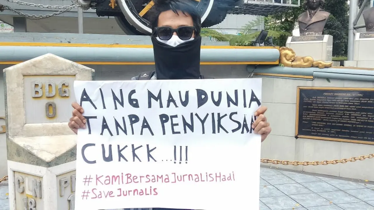 Sejumlah jurnalis tengah menggelar aksi solidaritas terhadap jurnalis Tempo Nurhadi, di Jalan Asia-Afrika, Kota Bandung, Sabtu (3/4/2021). (Foto: Liputan6.com/Dikdik Ripaldi)