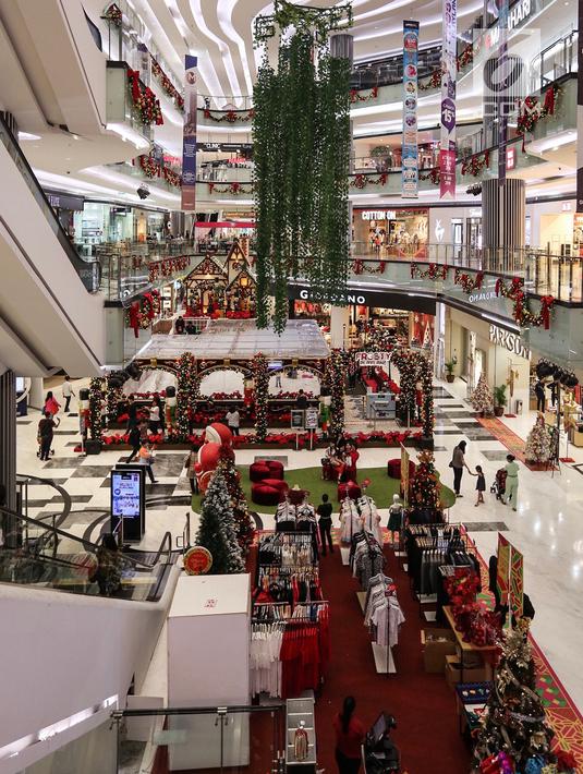 Suasana dekorasi natal menghiasi Lippo Mall Puri, Jakarta, Kamis (29/11). Kegiatan Holiday Sensation diselenggarakan di 68 mal di berbagai kota. (Liputan6.com/Fery Pradolo)