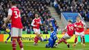 Pemain Arsenal Leandro Trossard (kedua kanan) mencetak gol yang dianulir saat melawan Leicester City pada pertandingan sepak bola Liga Inggris di The King Power Stadium, Leicester, Inggris, 25 Februari 2023. Arsenal mengalahkan Leicester City dengan skor 1-0. (AP Photo/Jon Super)