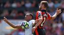 Penyerang Manchester United, Anthony Martial, berusaha melewati bek Bournemouth, Simon Francis. Pria Prancis ini tampil baik dengan menyumbang dua buah assist. (AFP/Glyn Kirk)