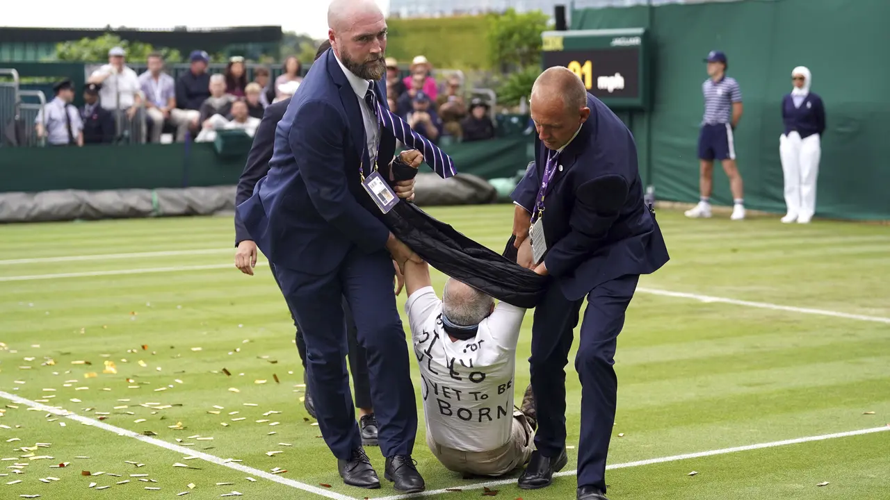 Just Stop Oil menyerbu lapangan Wimbledon dengan confetti oranye