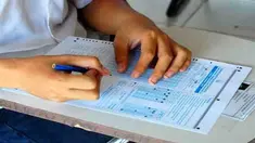 Dua siswa SMKN 5 Batam terpaksa menjalani Ujian Nasional (UN) di balik jeruji besi Mapolsek Sekupang, Batam. Siswa berinisial MA dan R yang merupakan anggota geng motor itu ditahan lantaran terlibat dalam kasus penjambretan