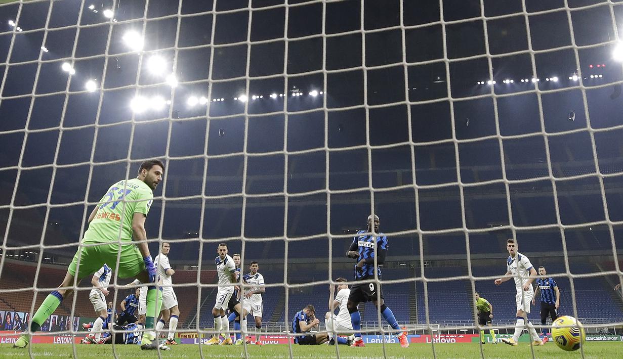 Bek Inter Milan, Milan Skriniar, mencetak gol ke gawang Atalanta pada laga Liga Italia di Stadion Giuseppe Meazza, Senin (8/3/2021). Inter Milan menang dengan skor 1-0. (AP/Luca Bruno)