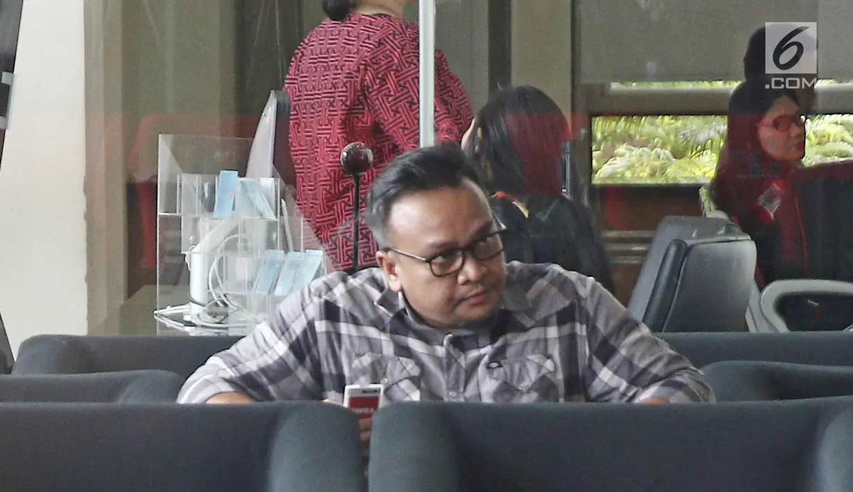 Tersangka mantan Direktur PT Murakabi Sejahtera, Irvanto Hendra Pambudi menunggu di lobi gedung KPK, Jakarta, Jumat (9/3). Irvanto menjalani pemeriksaan perdana pasca penetapannya sebagai tersangka kasus E-KTP. (Liputan6.com/Herman Zakharia)