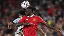 Aaron Wan-Bissaka mengalami penurunan performa di Manchester United belakangan ini. Ia bahkan mulai tersisih ke bangku cadangan karena Diogo Dalot. Pemain 25 tahun itu direkrut MU pada 2019 dari Crystal Palace dengan harga 50 juta pounds. Wan-Bissaka sekarang sudah kembali bermain setelah Dalot mengalami cedera. Namun, sang pemain masih bisa meninggalkan klub dalam waktu dekat ini. (AFP/Paul Ellis)