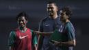 Pelatih Timnas Indonesia, Luis Milla, berdiskusi dengan Ilham Udin Armaiyn saat latihan di Stadion Patriot, Bekasi, Senin (2/10/2017). Latihan ini merupakan persiapan jelang laga persahabatan melawan Kamboja. (Bola.com/Vitalis Yogi Trisna)