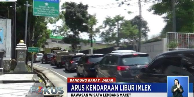 Libur Imlek, Antrean Kendaraan Mengular di Lembang Bandung