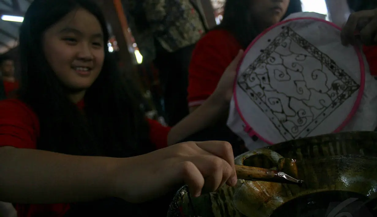 Aksi membatik tersebut sekaligus untuk memperingati Hari Batik Nasional yang jatuh hari ini, Jakarta, (2/10/14). (Liputan6.com/Faizal Fanani) 