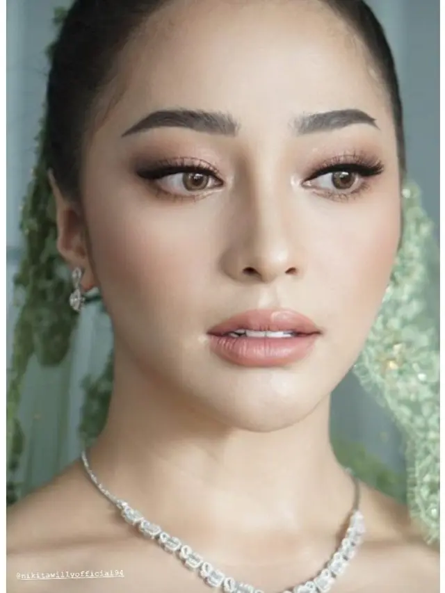 6 Potret Detail Makeup dan Busana Nikita Willy saat Lamaran, Memesona