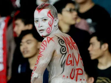 Potret suporter saat memberikan dukungan kepada Timnas Indonesia U-19 yang bertanding melawan Myanmar pada laga Piala AFF U-19 2022 di Stadion Patriot Candrabhaga, Bekasi, Minggu (10/7/2022). (Bola.com/M Iqbal Ichsan)