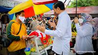 Presiden Joko Widodo (Jokowi) memberikan Bantuan Langsung Tunai atau BLT minyak goreng kepada sejumlah pedagang kecil dan penerima di Pasar Rakyat Angso Duo Baru Jambi, pada Kamis 7 April 2022 ini.