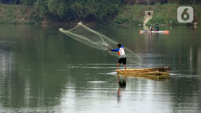 Berburu Ikan di Situ Gintung