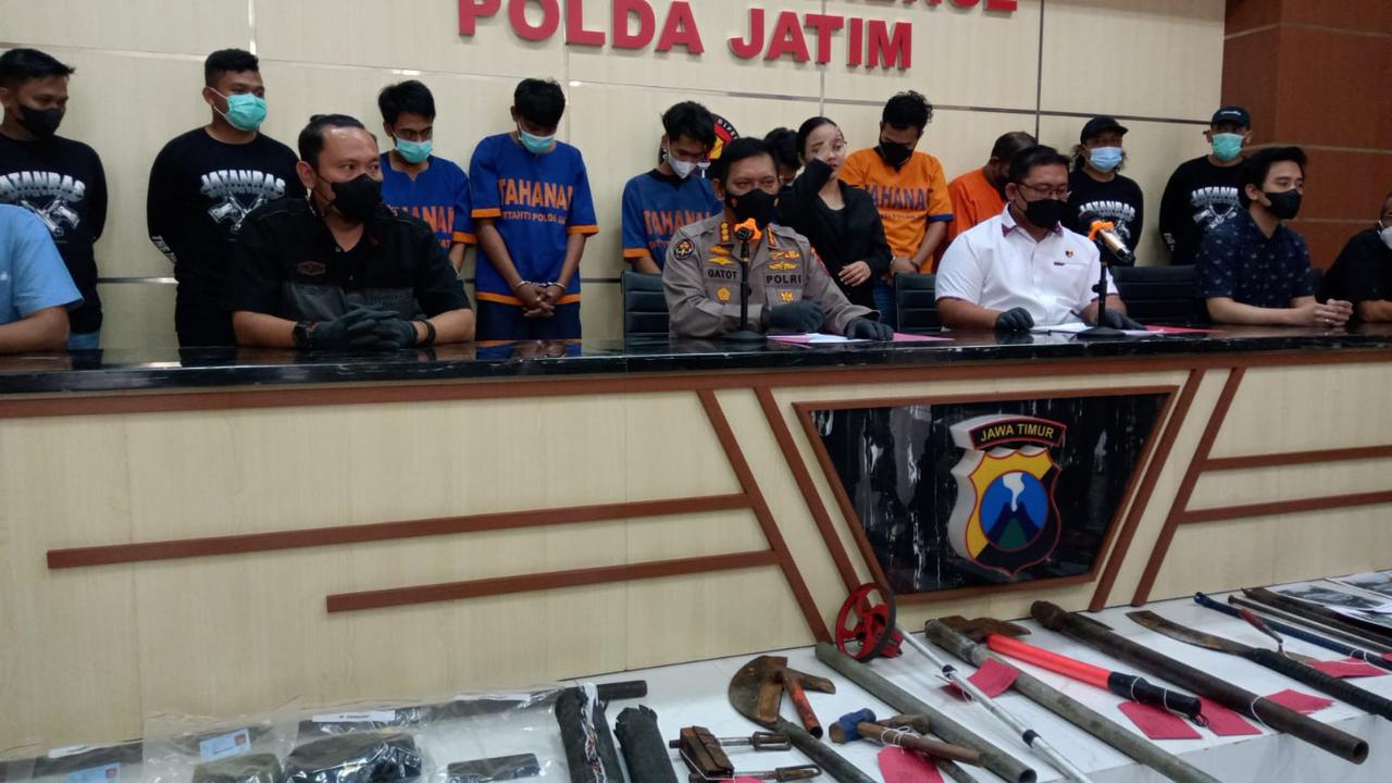 Polda Jatim meringkus komplotan pencuri kabel Telkom. (Dian Kurniawan/Liputan6.com)