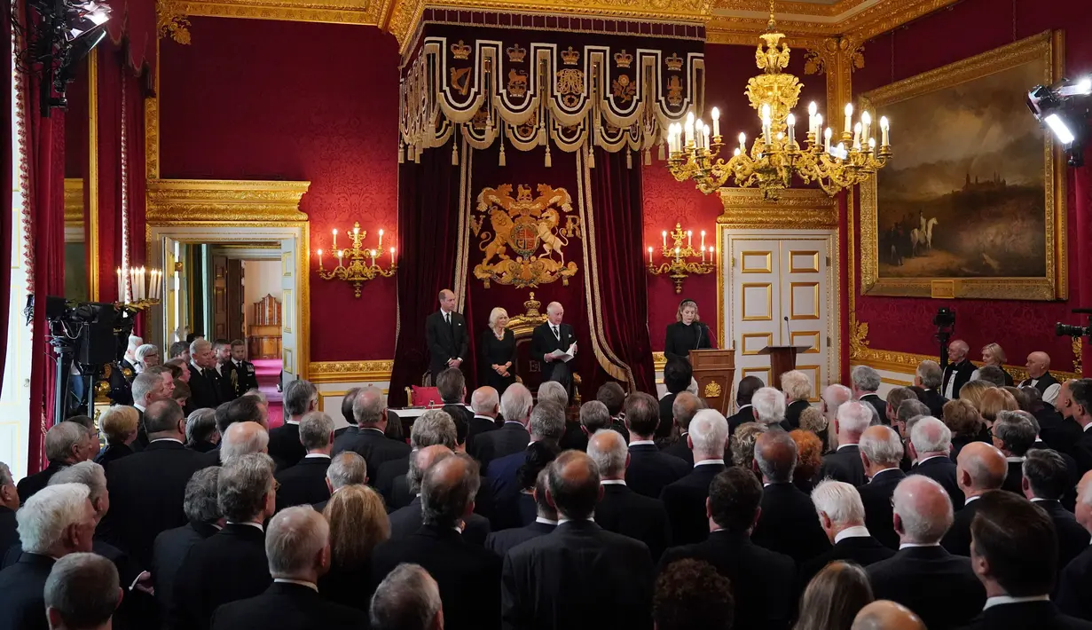 Raja Charles III dengan Pangeran Wales, Ratu, dan Presiden Dewan Penny Mordaunt saat upacara proklamasi bersama Dewan Aksesi di Istana St. James, London, Inggris, Sabtu (10/9/2022). Peristiwa ini bersejarah karena ini adalah pertama kalinya prosesi ini ditayangkan oleh media massa. (Jonathan Brady/Pool Photo via AP)
