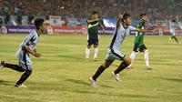 Pemain Perserang, Nanang Asripin merayakan gol ke gawang Persidago pada laga pembukaan Piala Kemerdekaan di Stadion Maulana Yusuf, Serang, Sabtu (15/8/2015). Hingga babak pertama usai skor masih imbang 1-1. (Bola.com/Vitalis Yogi Trisna)
