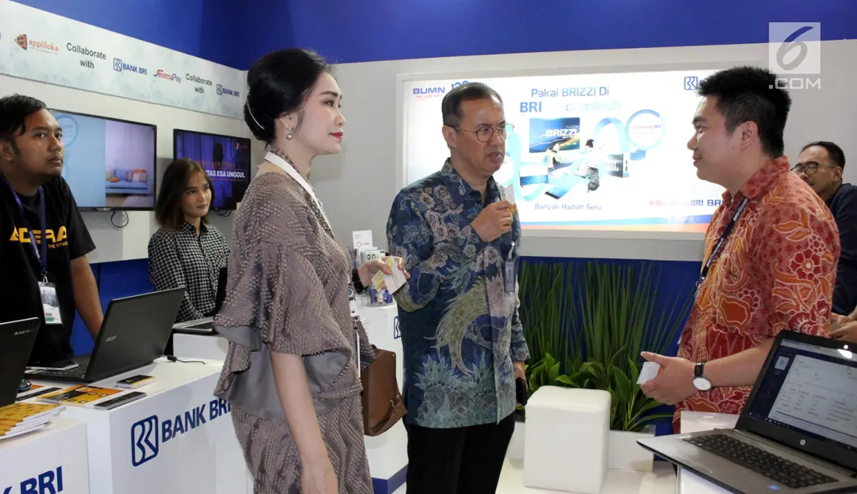 Direktur Konsumer Bank BRI Handayani (kiri) Mengunjungi stand BRI Indocomtech 2017 di Jakarta. Rabu (1/11). Ajang pameran teknologi dan informasi Indonesia terselenggara mulai tanggal 1-5 November 2017 diJakarta Convention Center (JCC). (Liputan6.com)