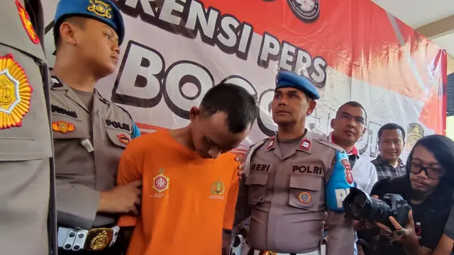 Devid Ailesmana (19), pelaku pembunuhan Nindi Putri Ma'ripa (19), wanita yang jasadnya ditemukan di kamar apartemen di kawasan Jalan Sholeh Iskandar pada Senin siang (11/12/2023). (Liputan6.com/Achmad Sudarno)