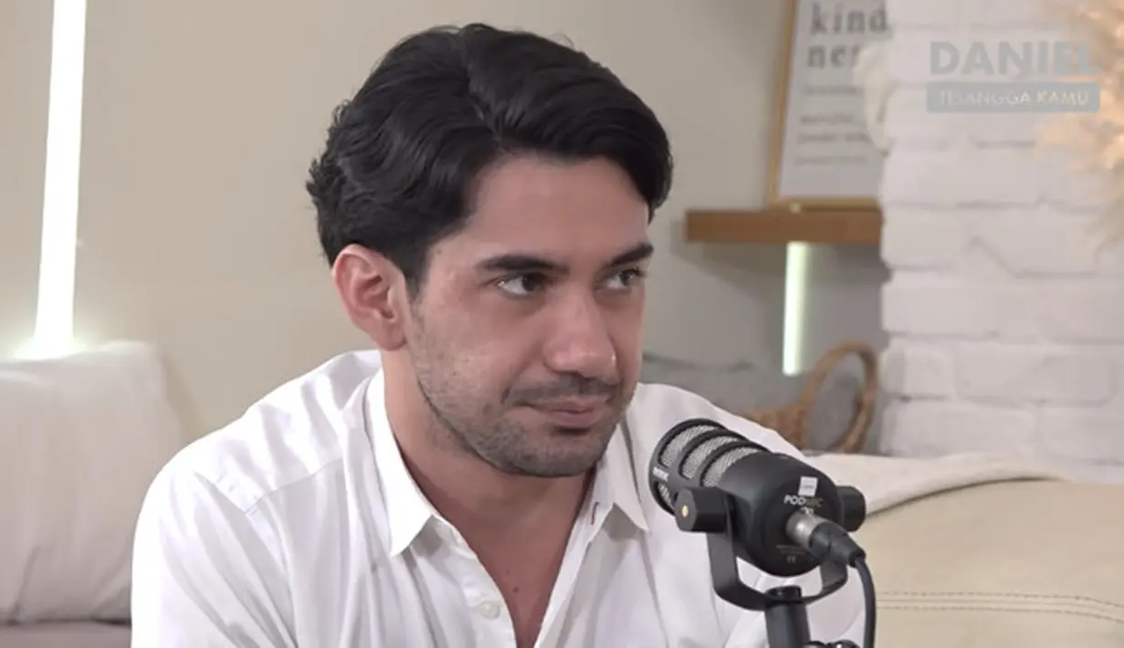 Reza Rahadian (Youtube/Daniel Mananta Network)