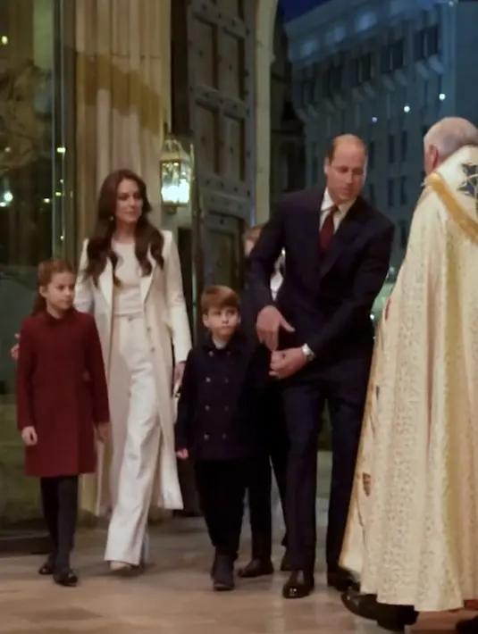 Kate memilih mengenakan coat putih dari Chris Kerr Bespoke Tailor. Dipadukan neck jumper dari Kitlane serta celana high waisted dari Holland Cooper.  [@princeandprincessofwales]