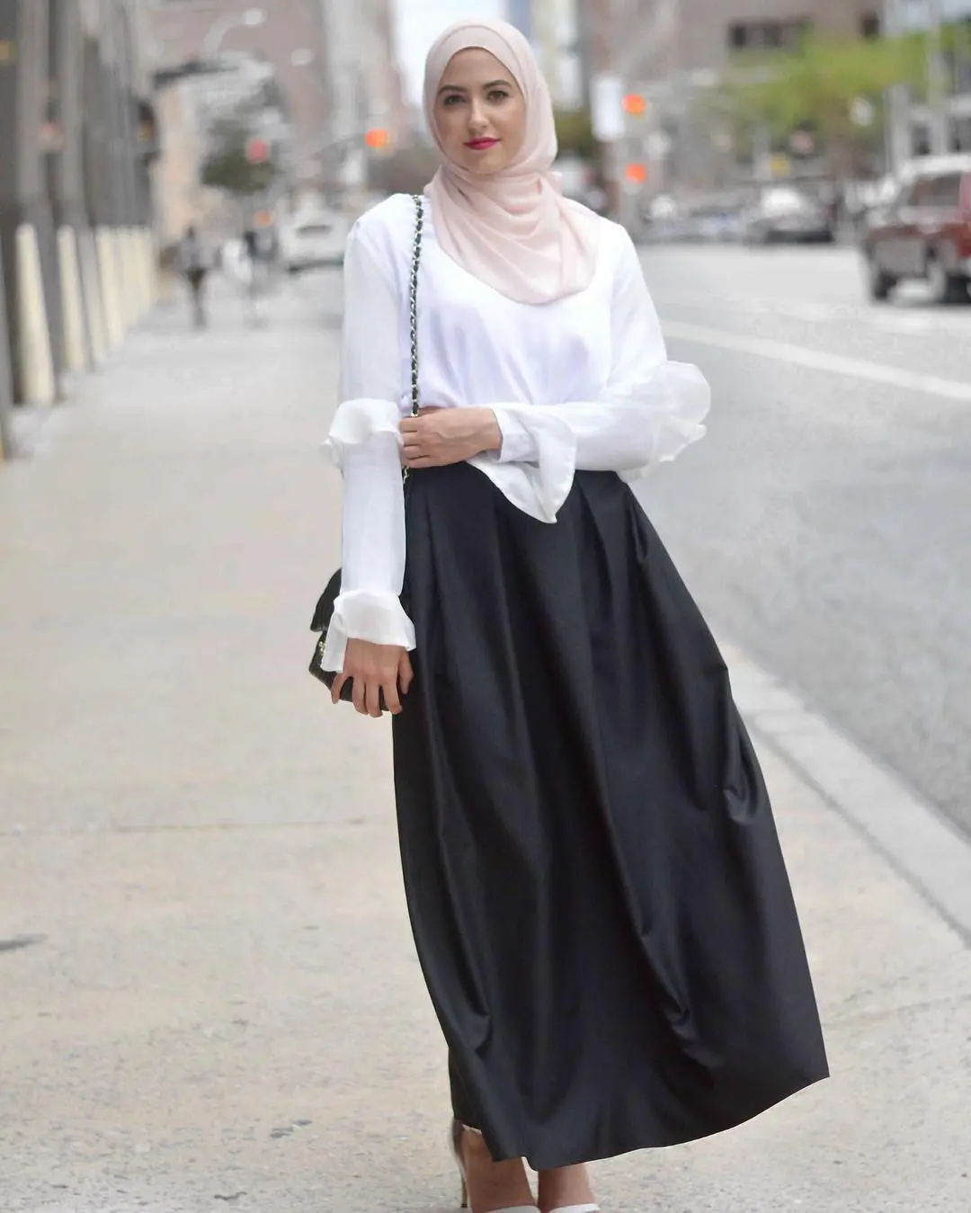 Busana hijab makin modis dengan sentuhan aksen ruffles. (sumber foto: @withloveleena/instagram)