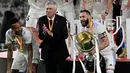 Pelatih Real Madrid, Carlo Ancelotti (tengah), menyaksikan Karim Benzema mengangkat piala Copa del Rey 2022/2023 setelah berhasil mengalahkan Osasuna 2-1 dalam partai final di La Cartuja, Minggu (7/5/2023). Sembilan tahun silam, Don Carlo juga berhasil membawa Real Madrid meraih Copa del Rey pada musim 2013/2014. (AFP/Ander Gillenea)