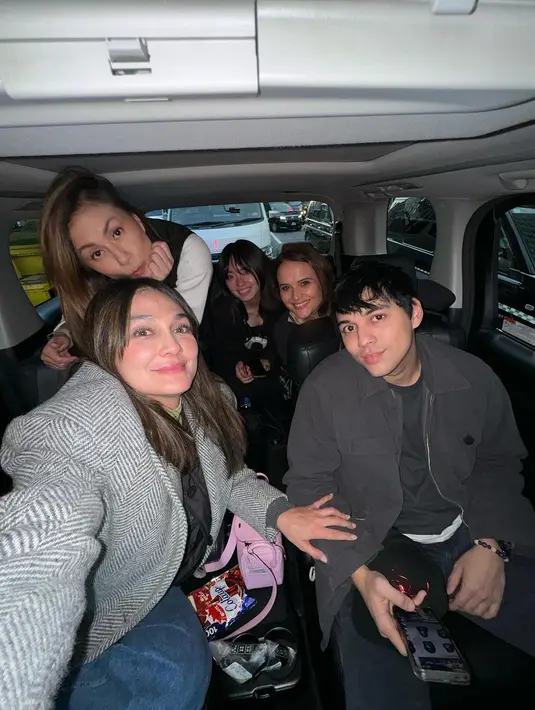 Setelah ditelusuri, tas mini itu diketahui berasal dari rumah mode Hermes, yakni Mini Lindy Mauvy Sylvestre Clemence.