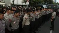 Aparat kepolisian melakukan pengamanan sidang lanjutan kasus dugaan penistaan agama oleh Basuki Tjahaja Purnama (Ahok) di PN Jakarta Utara, Selasa (20/12). Agenda sidang adalah tanggapan dari JPU atas nota keberatan Ahok. (Liputan6.com/Pool/Agung Rajasa)