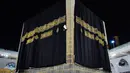 Kiswah baru, atau kain hitam dipasangkan di situs paling suci Islam, Ka'bah di Mekah (29/7/2020). Nama kiswah dalam bahasa Arab berarti 'selubung' dan seasal dengan kata kisui dalam bahasa Ibrani. (Saudi Media Ministry via AP)