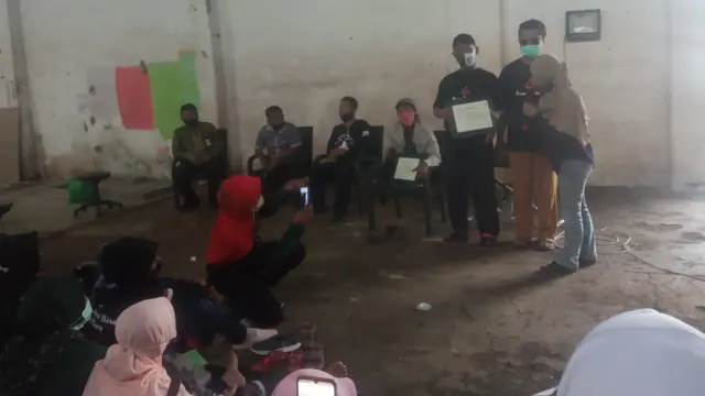Warga Tuna Netra di Banyuwangi Mendapatkan Kartu Identitas dengan Teks Braile