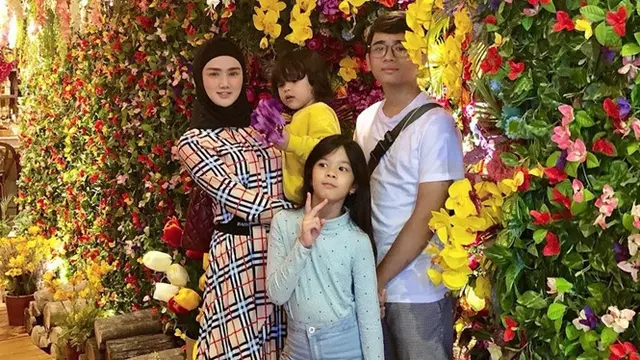 7 Potret Kebersamaan Mulan Jameela dengan Putra Pertamanya yang Jarang Tersorot