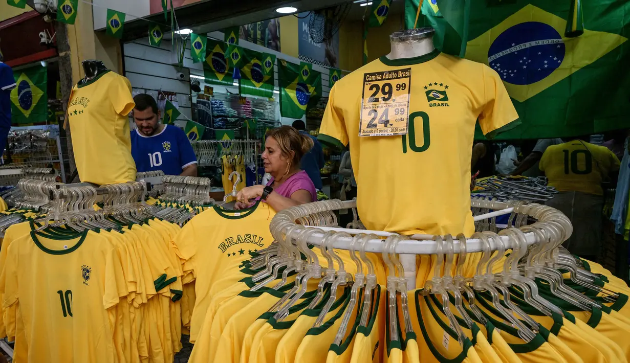 Seragam tim sepak bola nasional Brasil dipajang di pasar Saara, Rio de Janeiro, Brasil, pada Selasa 9 Juni 2026, menjelang turnamen Piala Dunia FIFA 2026. (Nelson ALMEIDA/AFP)