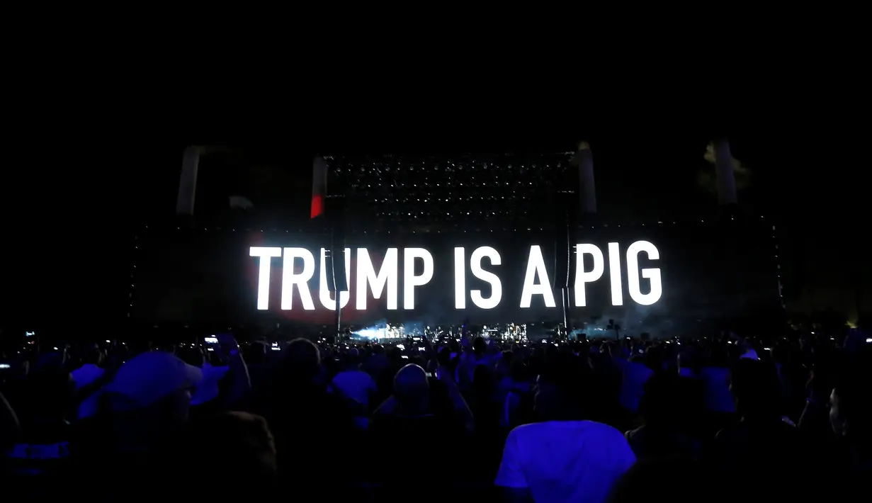Sebuah tulisan untuk capres AS dari partai Republik, Donald Trump terlihat di sebuah layar saat musisi Roger Waters tampil dalam festival musik Desert Trip di Empire Polo Club di Indio, California AS, (9/10). (REUTERS/Mario Anzuoni)