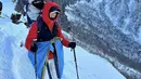 Artis Korea Selatan lainnya yang suka liburan ke alam ialah Lee Si Young. Ia mengenakan jaket merah bersama anaknya menikmati keindahan salju dari atas gunung. [Instagram/leesiyoung38]