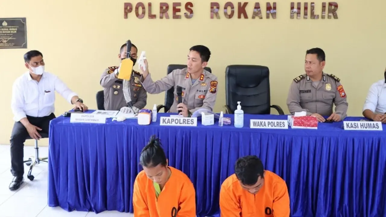 Konferensi pers di Polres Rokan Hilir terkait kasus adik bunuh kakak perempuannya.