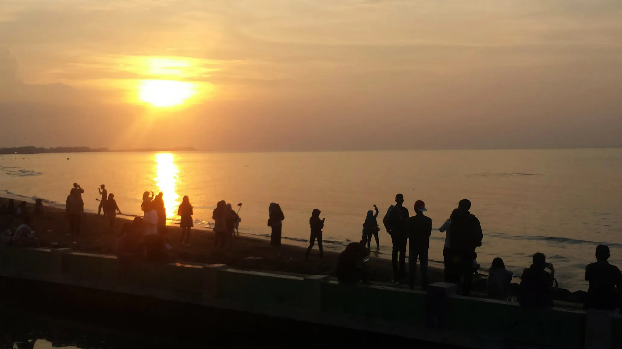 Suasana senja di Pantai Pasir Kencana, Pekalongan, Jawa Tengah. (Liputan6.com/Fajar Eko Nugroho)
