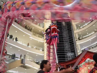 Pemain melakukan atraksi Liong pada Prosperous Spring dalam perayaan Tahun Baru Imlek 2568 di Senayan City, Jakarta Jakarta Sabtu (28/01). Liong sepanjang 18 meter menjadi daya tarik perhatian pegunjung. (Liputan6.com/Fery Pradolo)