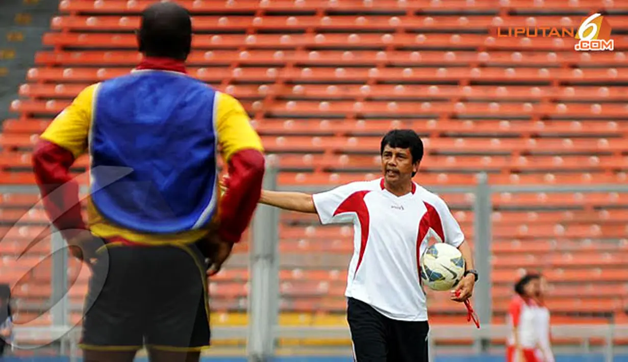 Jafry Sastra (pelatih Semen Padang) memberikan instruksi langsung kepada timnya saat melakukan latihan (Liputan6.com/Helmi Fithriansyah)