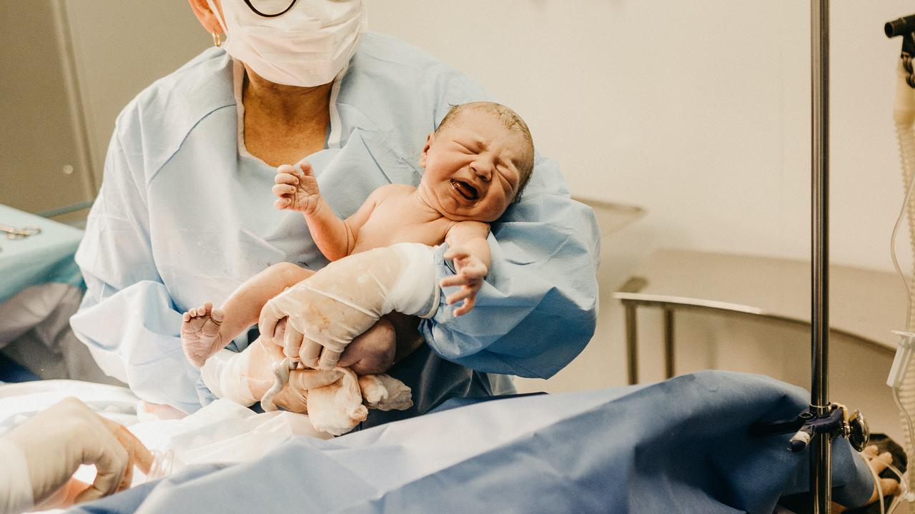 Hari Bidan Nasional, Simak Kisah Heroik Bidan Bantu Persalinan Ibu Hamil di Tengah Laut