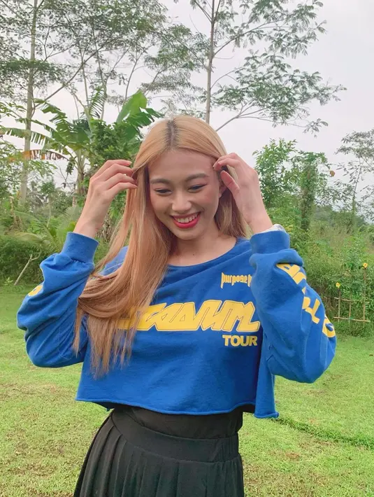 Saking lucunya, Desy Genoveva bahkan dijuluki Desy Ngapak oleh netizen. Desy yang bicara ngapak karena berasal dari Cilacap sukses curi perhatian. Momen Desy saat senyum lebar ini bikin netizen makin jatuh hati. (Liputan6.com/IG/@desygenoveva_)