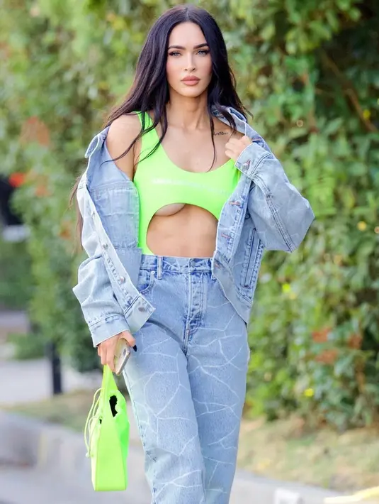 Memiliki pakaian berwarna neon namun bingung memakainya? Mix dengan denim jacket dan wide leg jeans. Kamu juga bisa menambahkan hand bag warna neon untuk memaksimalkan penampilan. [Instagram/meganfox]