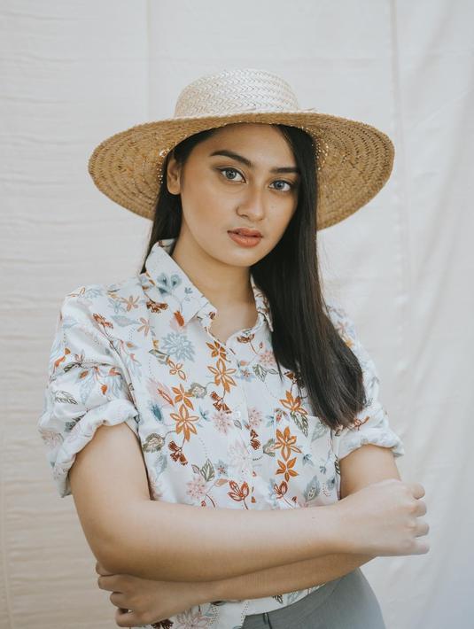 Mengenakan kemeja putih motif bunga dan topi jerami yang lebar, memes tampil santai. Pelantun lagu 'Sampai Kapan' ini terlihat sangat enjoy dengan penampilannya. Tak heran karirnya semakin menanjak dengan segala talentanya yang menjanjikan. (Liputan6.com/IG/@memes_prameswari)