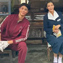 Tayang perdana pada 7 Maret 2025, drama "When Life Gives You Tangerines" sukses besar dengan masuk TOP 10 serial Netflix non-Inggris di 24 negara. Kisah cinta Ae-soon (IU) dan Gwan-sik (Park Bo Gum) di Pulau Jeju tahun 1960-an berhasil memikat hati penonton lewat chemistry kuat keduanya, yang ternyata berawal dari keakraban mereka sejak lama. (Liputan6.com/IG/@dlwlrma)