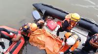 Priyanto seorang pria paru baya usia 51 tahun korban tewas tenggelam di aliran sungai Kali Ciliwung, Banjir Kanal Barat, Kecamatan Tambora, Jakarta Barat, Kamis (17/11) lalu, akhirnya berhasil ditemukan Tim SAR Gabungan, Sabtu (19/11) (SAR Jakarta)