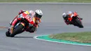 Marc Marquez melahap 30 lap dengan catatan waktu 41 menit 7,243 detik. Pembalap berjuluk The Baby Alien itu unggul 1,610 detik atas Miguel Oliveira (Red Bull KTM) yang finis di urutan kedua. (Foto: AFP/Ronny Hartmann)