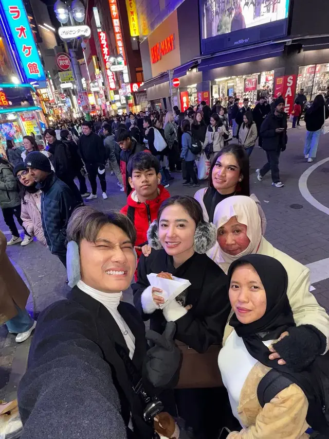 Potret Dewi Perssik Liburan ke Jepang Bareng Keluarga (credit: instagram/dewiperssik9).